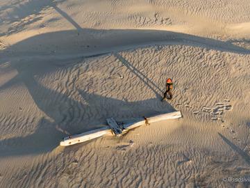 Matthew Ayre inspects a section of Nova Zembla’s mast on the beach. We know from historical accounts that Nova Zembla’s masts were lost soon after she ran aground and washed ashore.