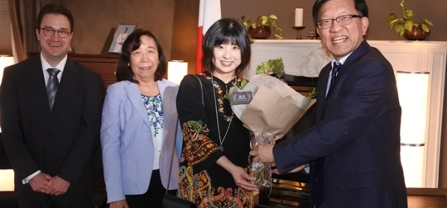 Ms. Akiko Sharp receives an award from the Consul General Kobayashi 