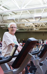 Working out at the University of Calgary fitness centre in the Faculty of Kinesiology keeps nonagenarian Les Rispler healthy and active. Photos by Riley Brandt, University of Calgary 