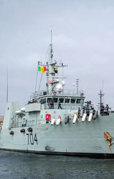 Image of HMCS SHAWINIGAN sits alongside Dakar, Senegal