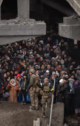 Crowd at bridge in Ukraine