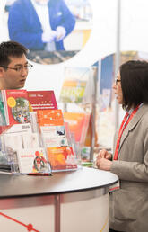 A visitor to the 2022 UCalgary booth learns more about university offerings at the Global Energy Show