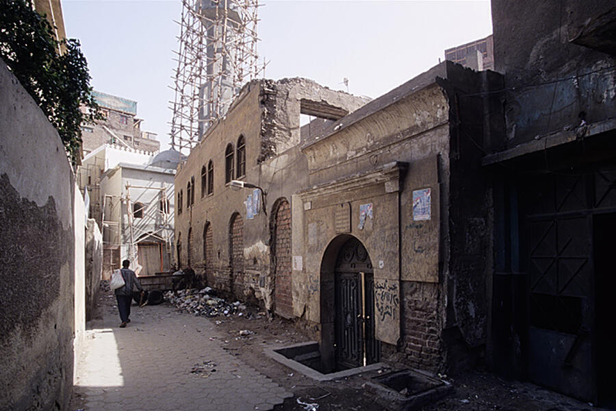 Façade the synagogue of Moses ben-Maimon in Cairo before its renovation in 2010, photo by Roland Unger (CC-BY-3.0)