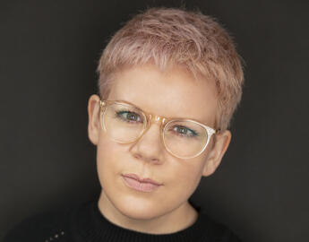 Portrait of author Tracy Dawson